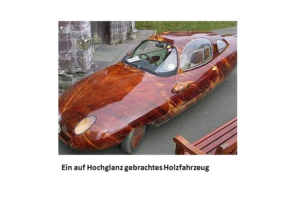 Ein auf Hochglanz gebrachtes Holzfahrzeug