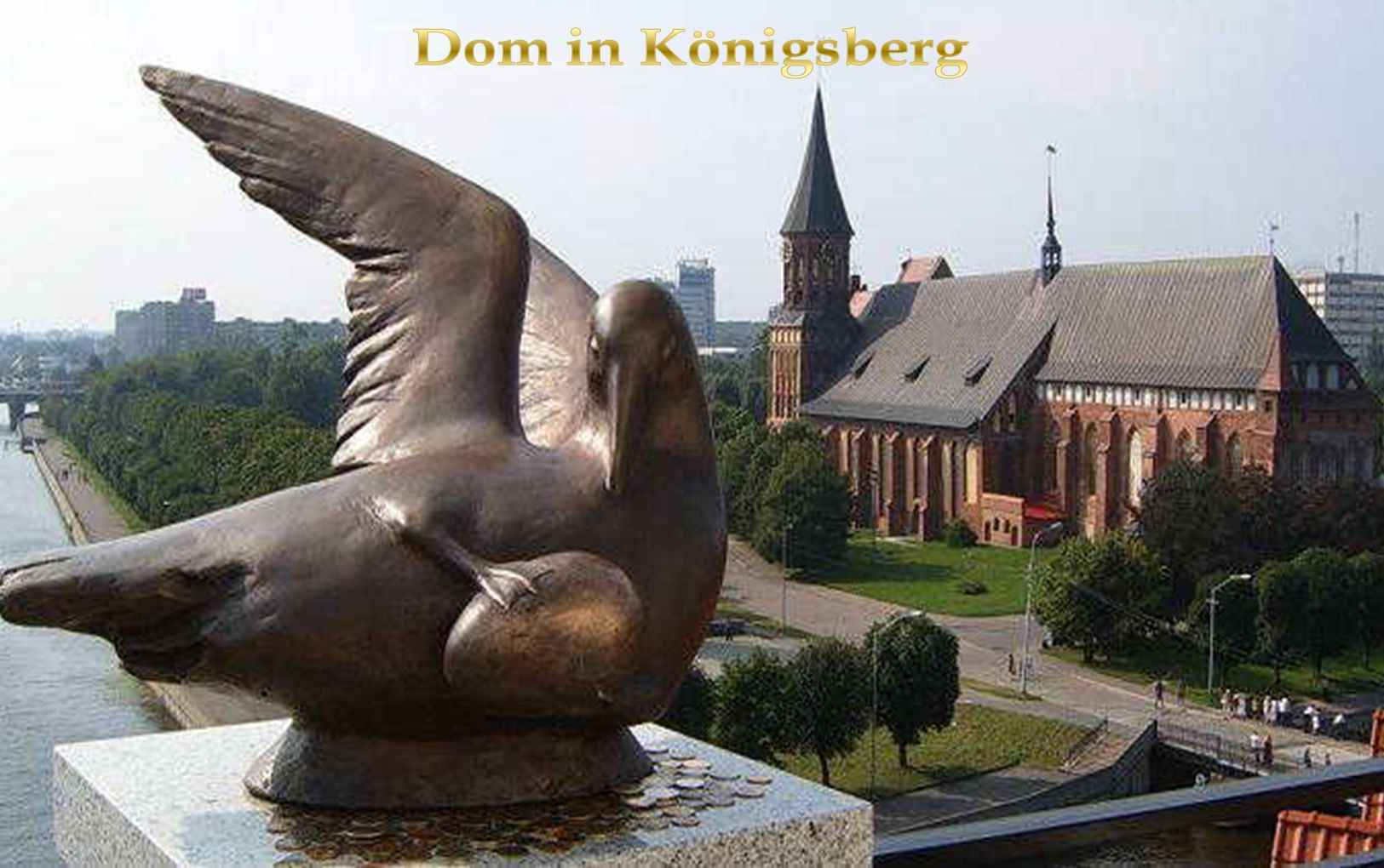 Königsberg erhielt 1286 das Stadtrecht und wurde 1340 Mitglied der Hanse. Als die Marienburg 1457 an das Königreich Polen-Litauen abgetreten werden musste, zog der Hochmeister des Deutschen Ordens nach Königsberg. Nach der Niederlage im Ersten Weltkrieg wurde Ostpreussen vom Rest des Reiches getrennt, was zu grossen wirtschaftlichen Problemen führte wurde die Stadt von den Briten schwer bombardiert und als 1945 die Rote Armee Königsberg erreichte in den Verteidigungskämpfen fast vollständig zerstört. Die noch verbliebenen Bewohner flohen zu tausenden in Richtung Westen. Die Zahl der Todesopfer war unbeschreiblich.