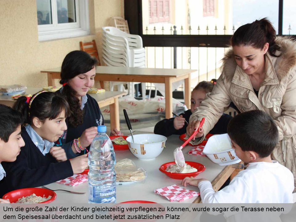 Um die große Zahl der Kinder gleichzeitig verpflegen zu können, wurde sogar die Terasse neben dem Speisesaal überdacht und bietet jetzt zusätzlichen Platz