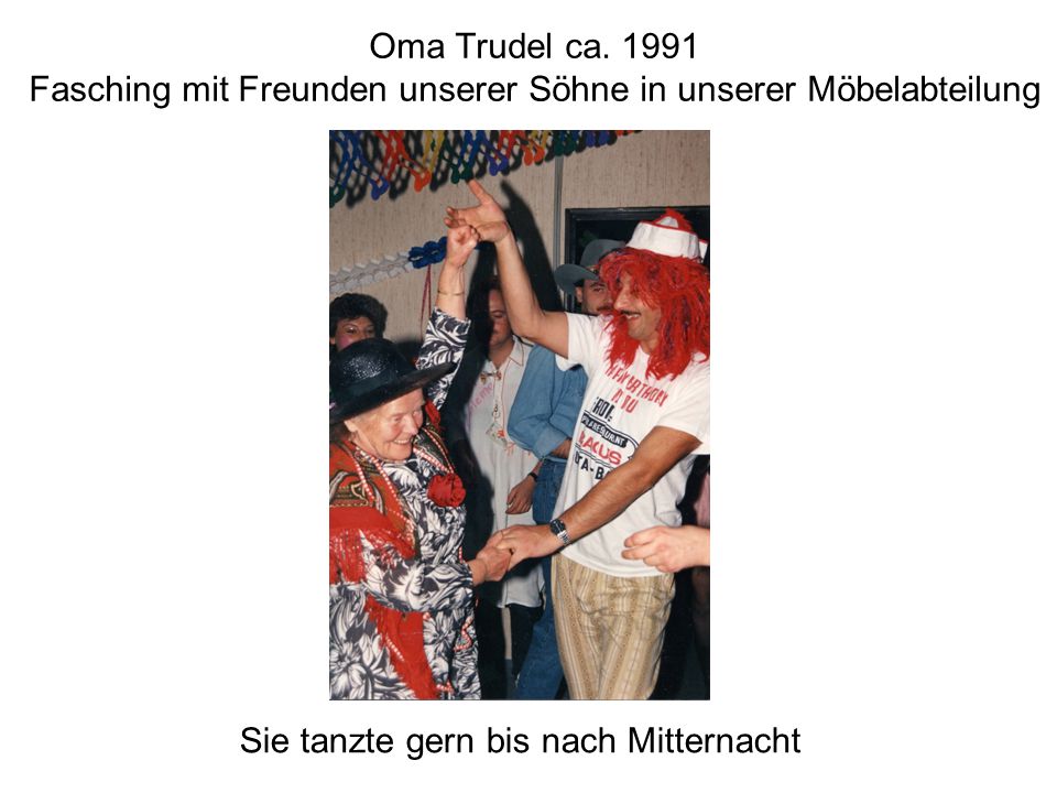Oma Trudel ca Fasching mit Freunden unserer Söhne in unserer Möbelabteilung