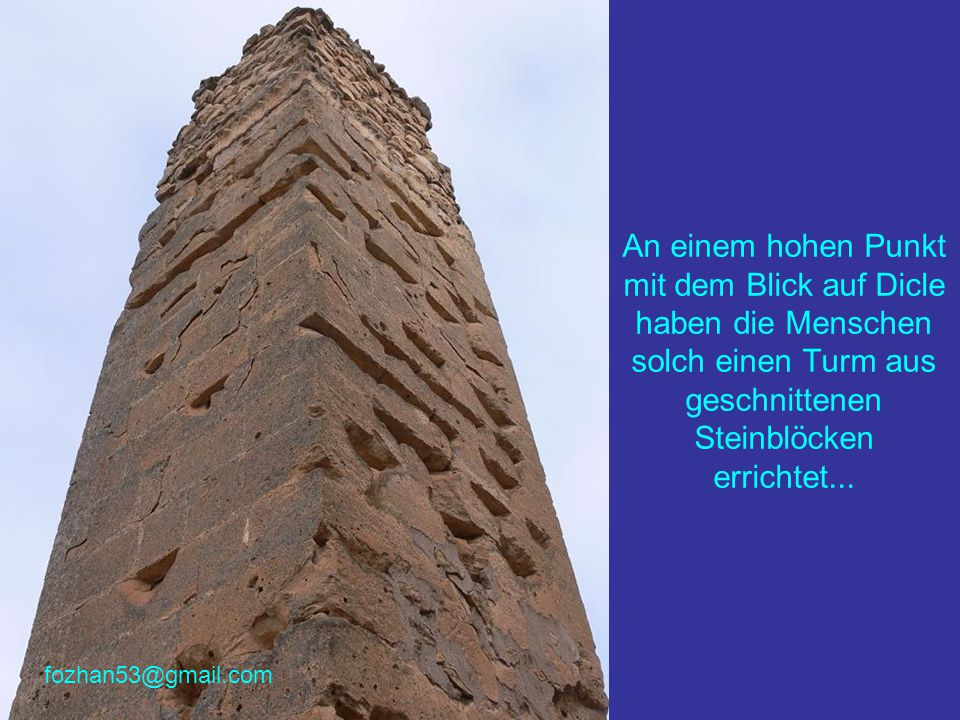 An einem hohen Punkt mit dem Blick auf Dicle haben die Menschen solch einen Turm aus geschnittenen Steinblöcken errichtet...