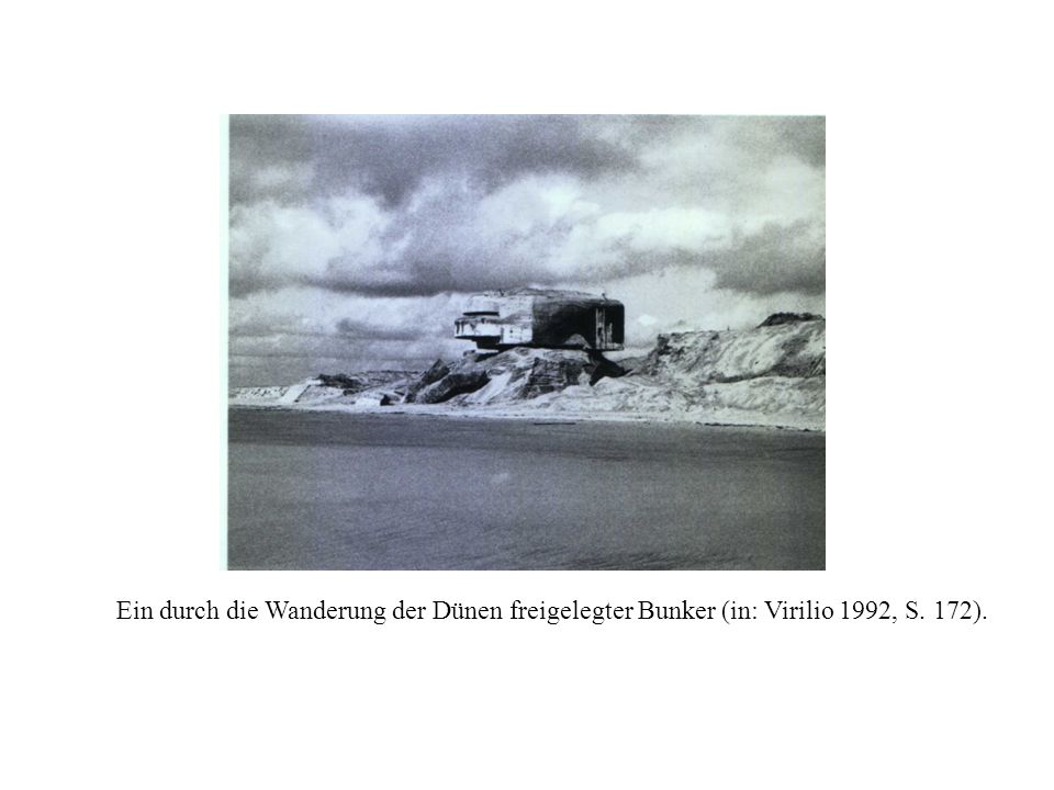Ein durch die Wanderung der Dünen freigelegter Bunker (in: Virilio 1992, S. 172).