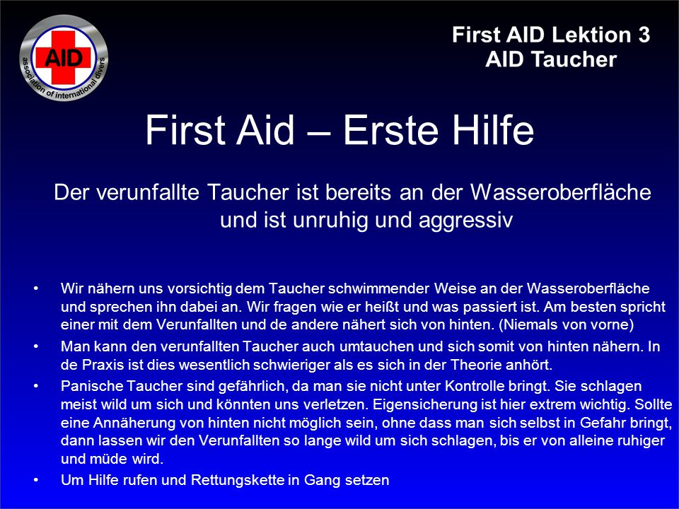 First Aid – Erste Hilfe Der verunfallte Taucher ist bereits an der Wasseroberfläche und ist unruhig und aggressiv.