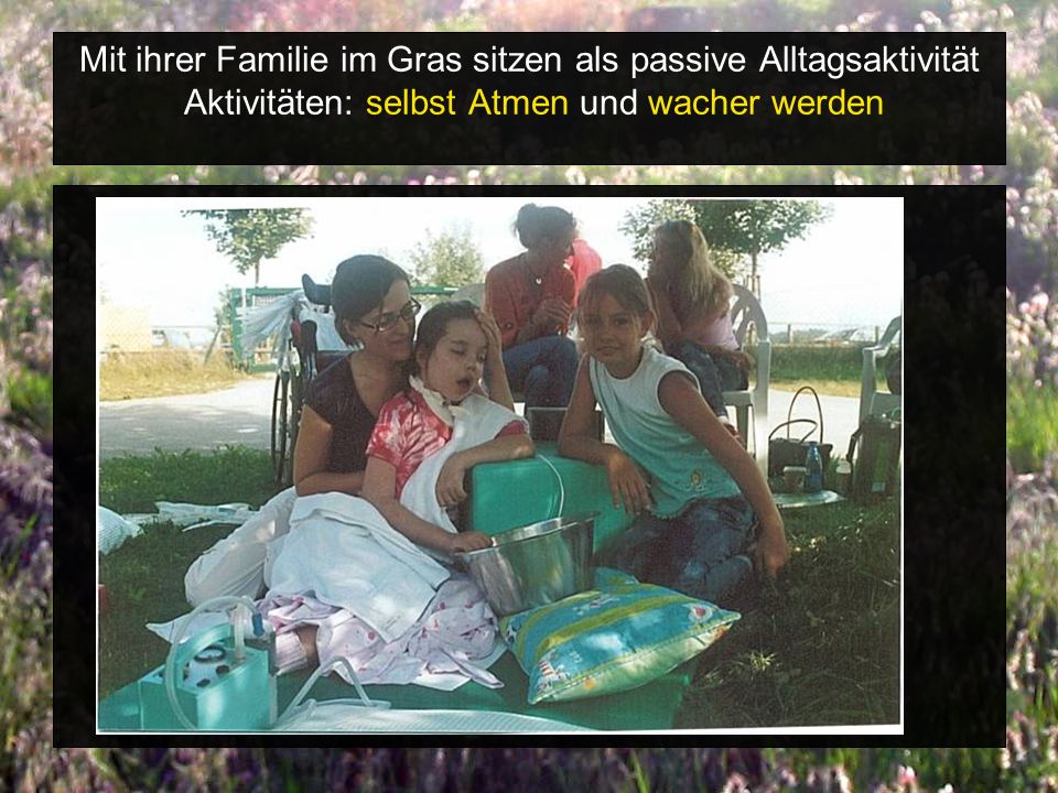 Mit ihrer Familie im Gras sitzen als passive Alltagsaktivität Aktivitäten: selbst Atmen und wacher werden