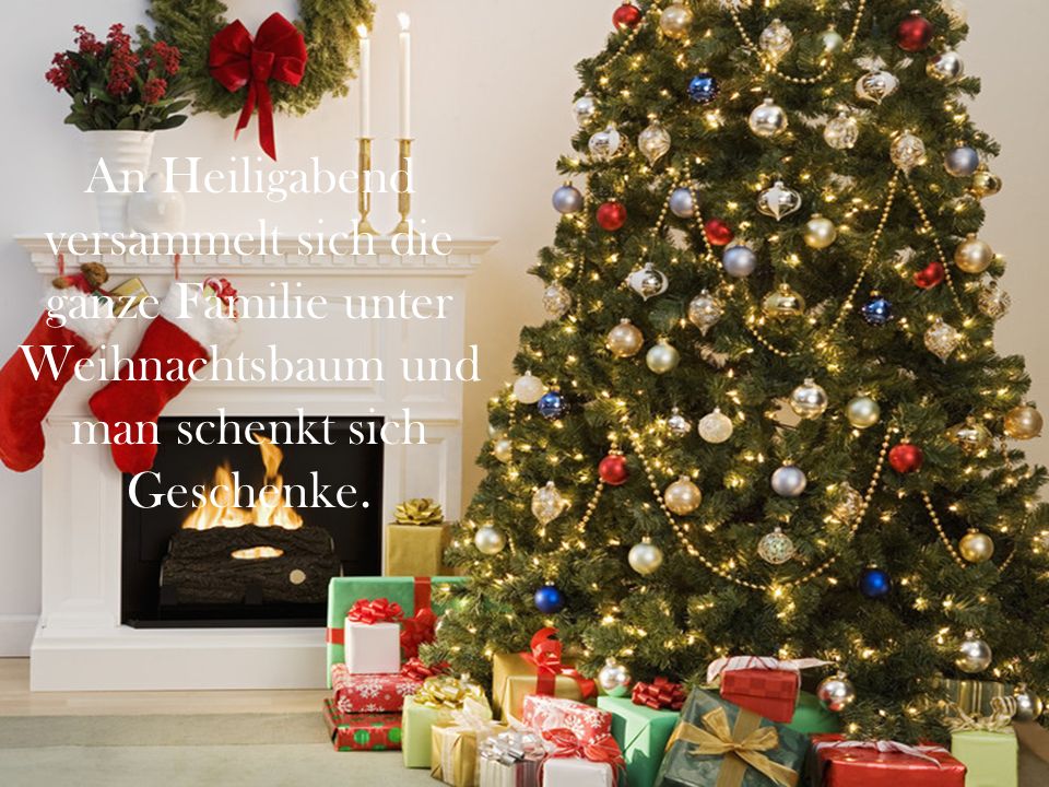 An Heiligabend versammelt sich die ganze Familie unter Weihnachtsbaum und man schenkt sich Geschenke.