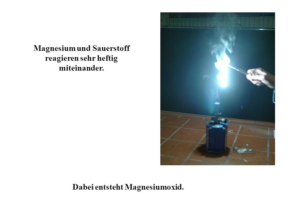 Magnesium und Sauerstoff reagieren sehr heftig miteinander.