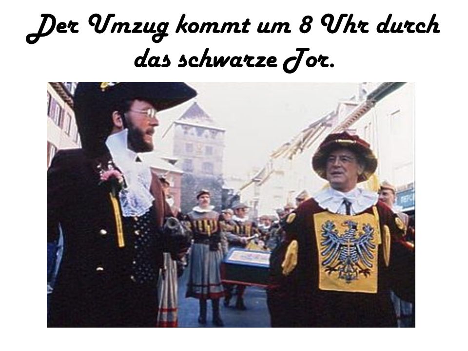 Der Umzug kommt um 8 Uhr durch das schwarze Tor.
