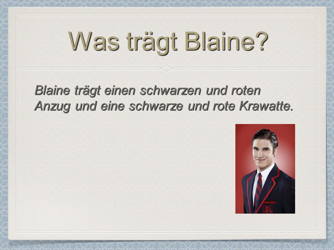 Was trägt Blaine Blaine trägt einen schwarzen und roten