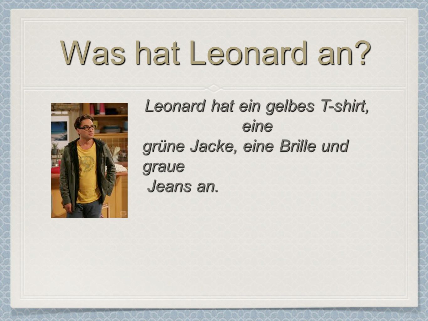 Leonard hat ein gelbes T-shirt, eine