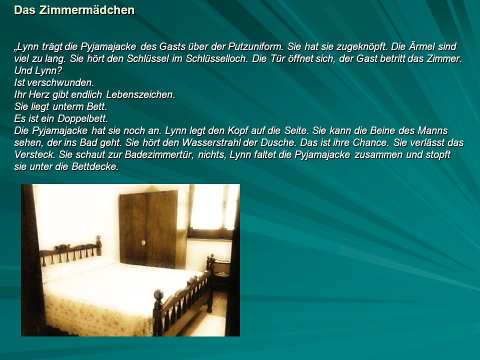 Das Zimmermädchen „Lynn trägt die Pyjamajacke des Gasts über der Putzuniform. Sie hat sie zugeknöpft. Die Ärmel sind.