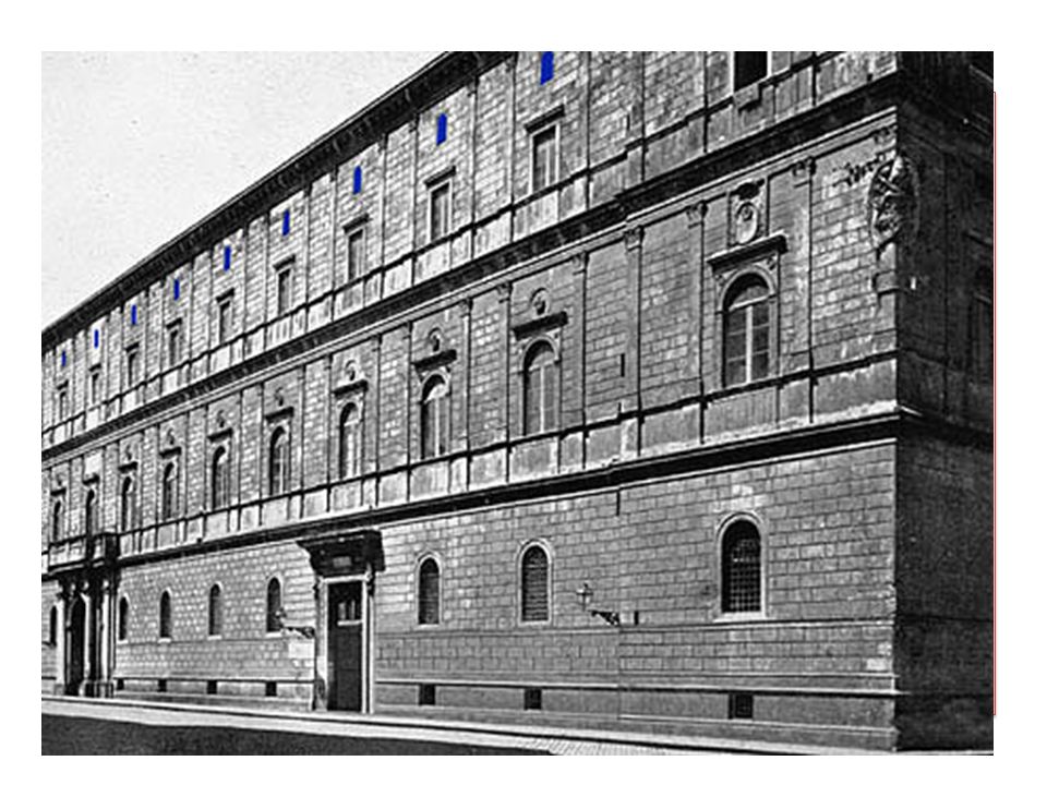 Der Wechsel verhindert eine Monotonie, außerdem wird der Rhythmus der Fassade durch den Risalit zum Stehen gebracht, als Abschlussmotiv fasst er die lange Front an beiden Enden zusammen.