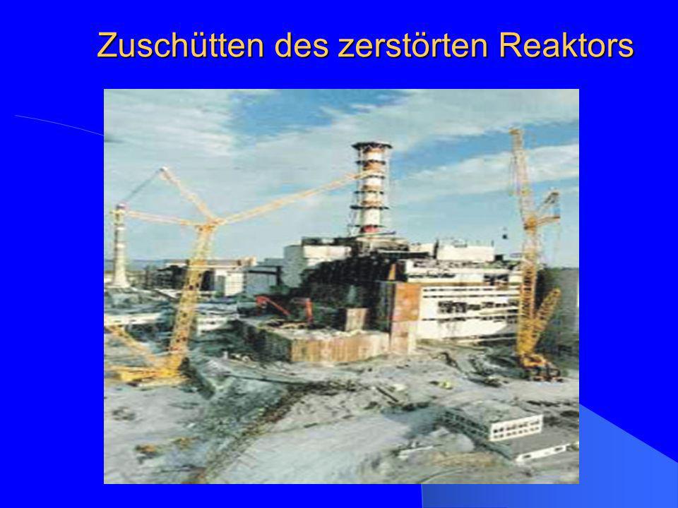 Zuschütten des zerstörten Reaktors