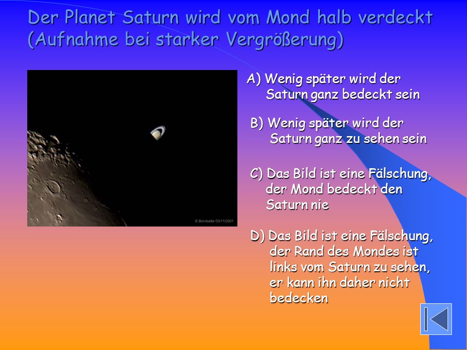 Der Planet Saturn wird vom Mond halb verdeckt