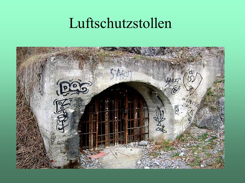 Luftschutzstollen Bei Fliegeralarm hasteten wir zu einem nahen Luftschutzstollen. Flugzeuge dröhnten am Himmel.