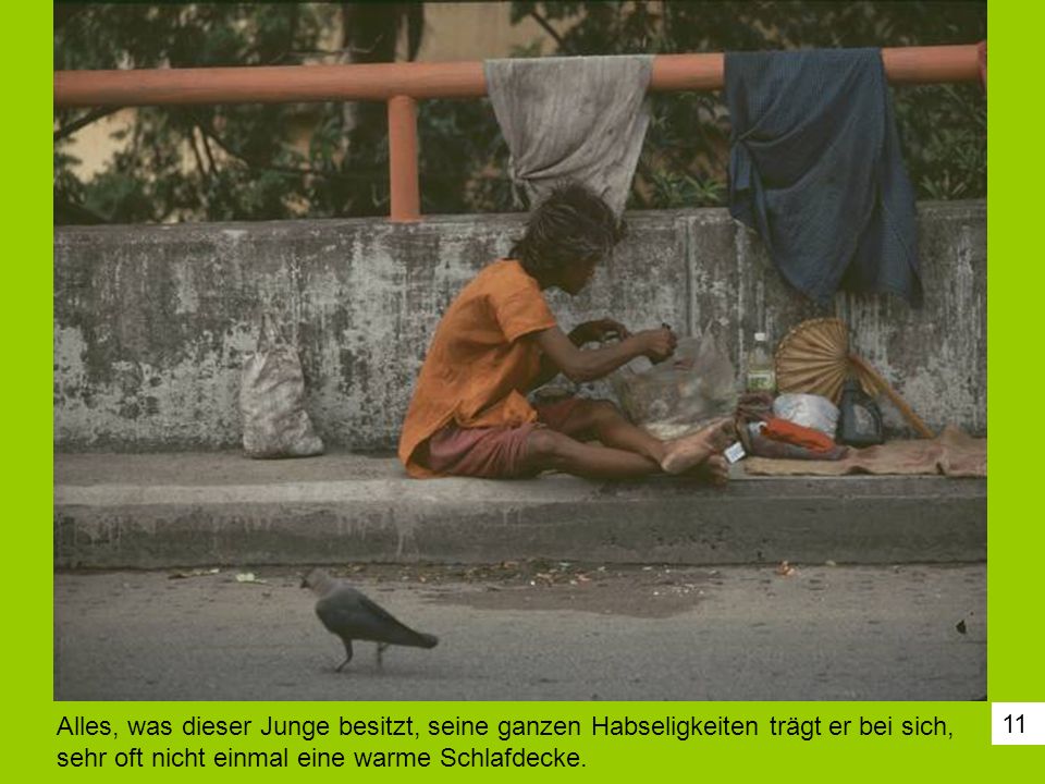 Alles, was dieser Junge besitzt, seine ganzen Habseligkeiten trägt er bei sich, sehr oft nicht einmal eine warme Schlafdecke.