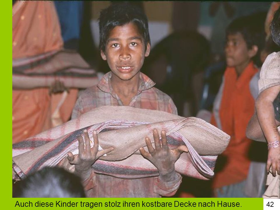 Auch diese Kinder tragen stolz ihren kostbare Decke nach Hause.