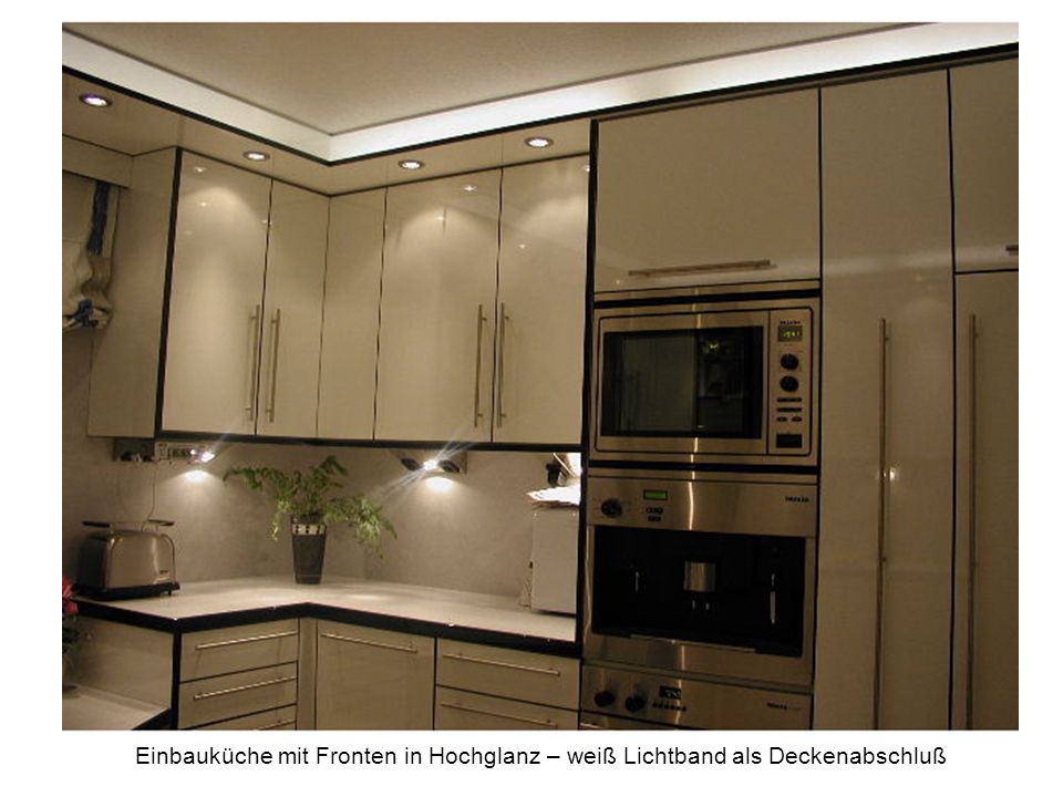 Einbauküche mit Fronten in Hochglanz – weiß Lichtband als Deckenabschluß