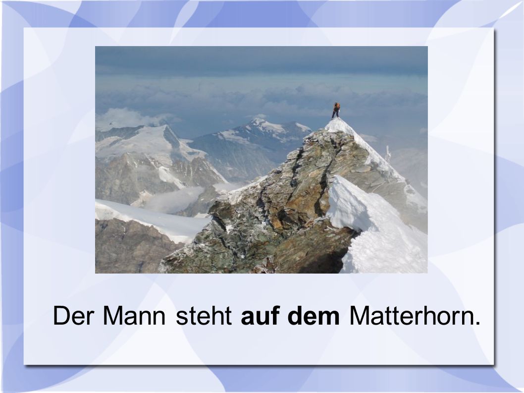 Der Mann steht auf dem Matterhorn.