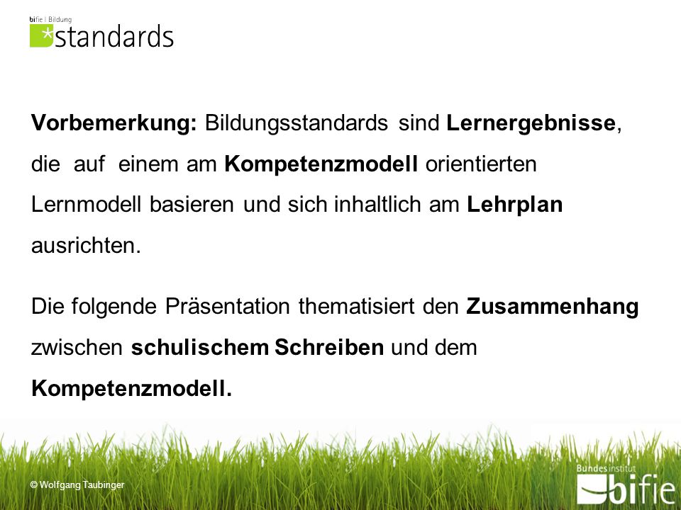 Vorbemerkung: Bildungsstandards sind Lernergebnisse, die auf einem am Kompetenzmodell orientierten Lernmodell basieren und sich inhaltlich am Lehrplan ausrichten.