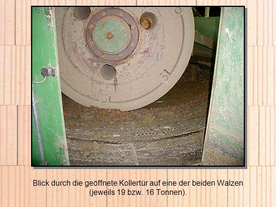 Blick durch die geöffnete Kollertür auf eine der beiden Walzen (jeweils 19 bzw. 16 Tonnen).