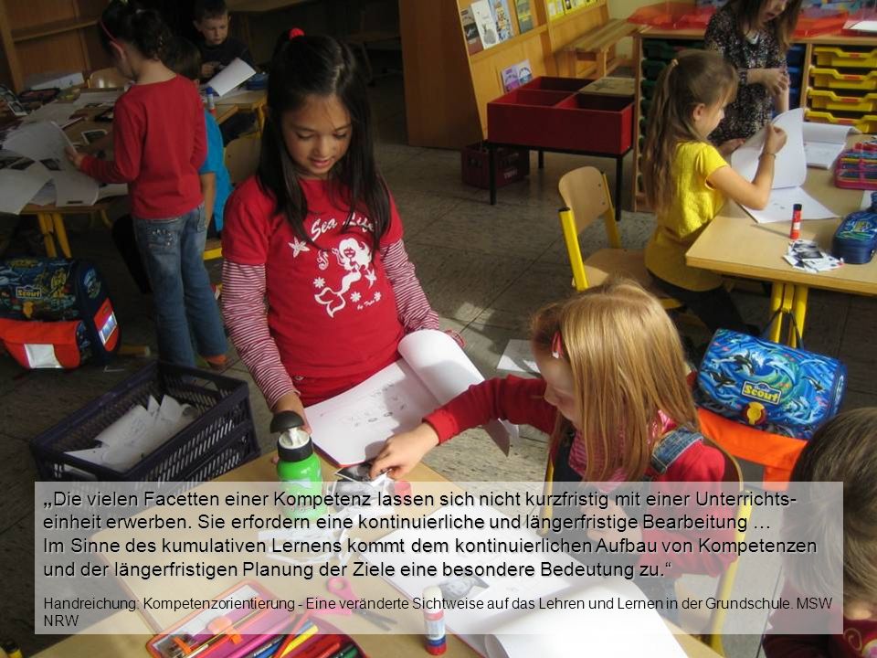 „Die vielen Facetten einer Kompetenz lassen sich nicht kurzfristig mit einer Unterrichts-einheit erwerben. Sie erfordern eine kontinuierliche und längerfristige Bearbeitung …
