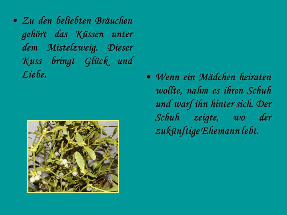 Zu den beliebten Bräuchen gehört das Küssen unter dem Mistelzweig