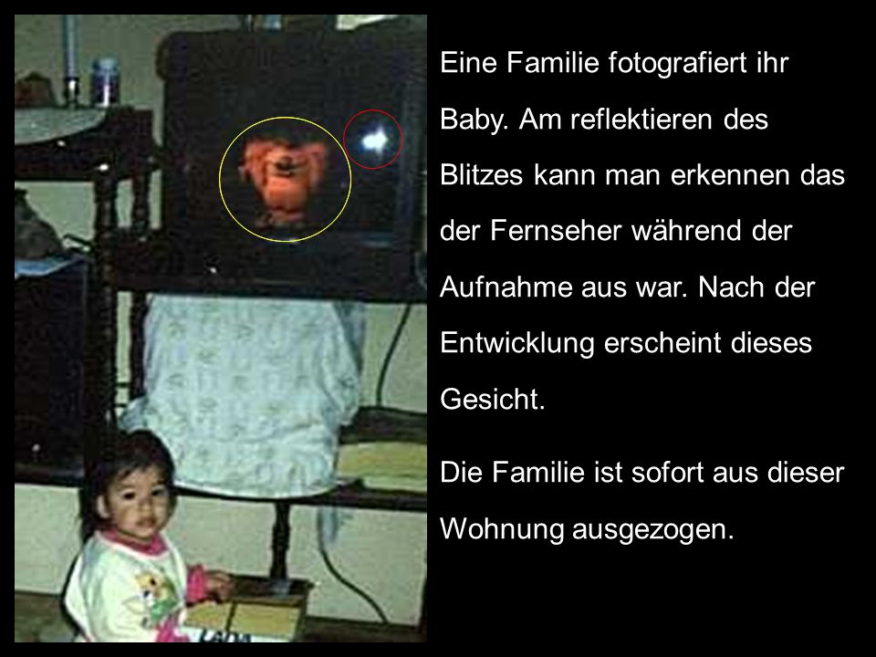 Eine Familie fotografiert ihr Baby