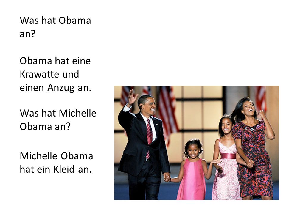 Was hat Obama an. Obama hat eine Krawatte und einen Anzug an.