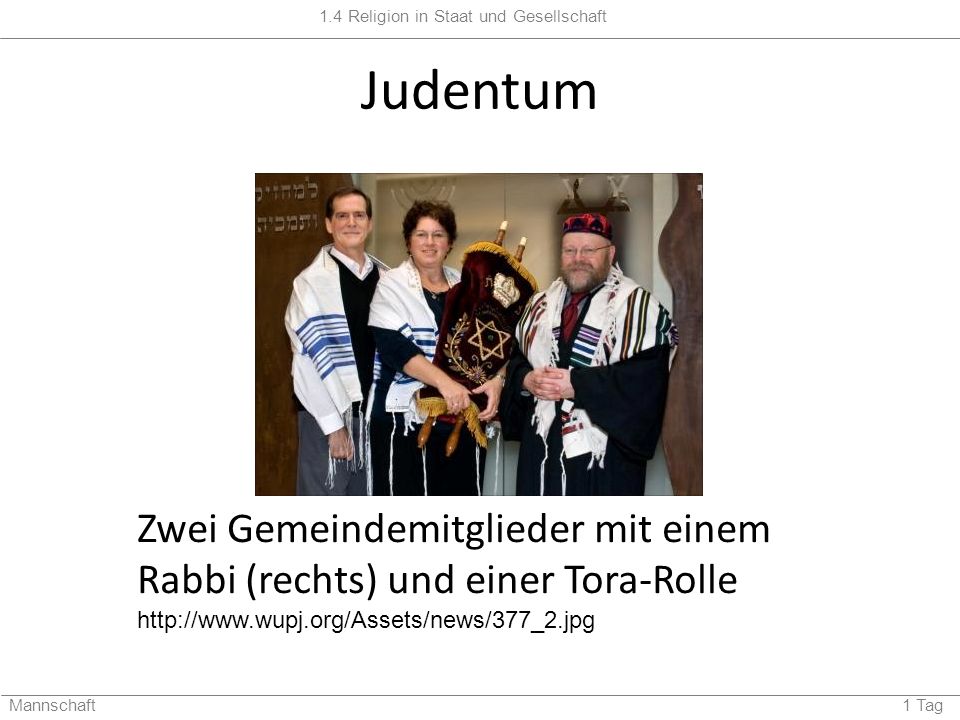 Judentum Zwei Gemeindemitglieder mit einem Rabbi (rechts) und einer Tora-Rolle.