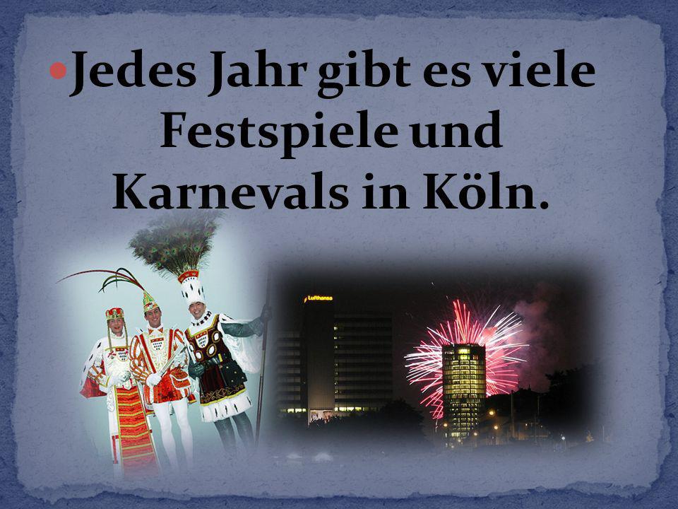 Jedes Jahr gibt es viele Festspiele und Karnevals in Köln.