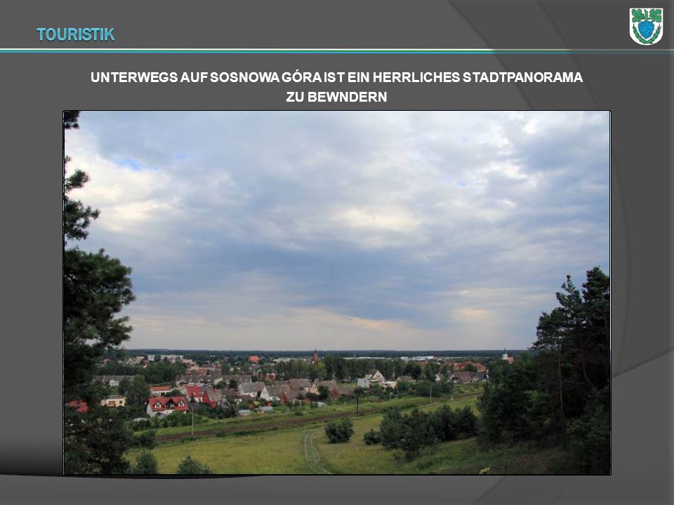 TOURISTIK UNTERWEGS AUF SOSNOWA GÓRA IST EIN HERRLICHES STADTPANORAMA ZU BEWNDERN.