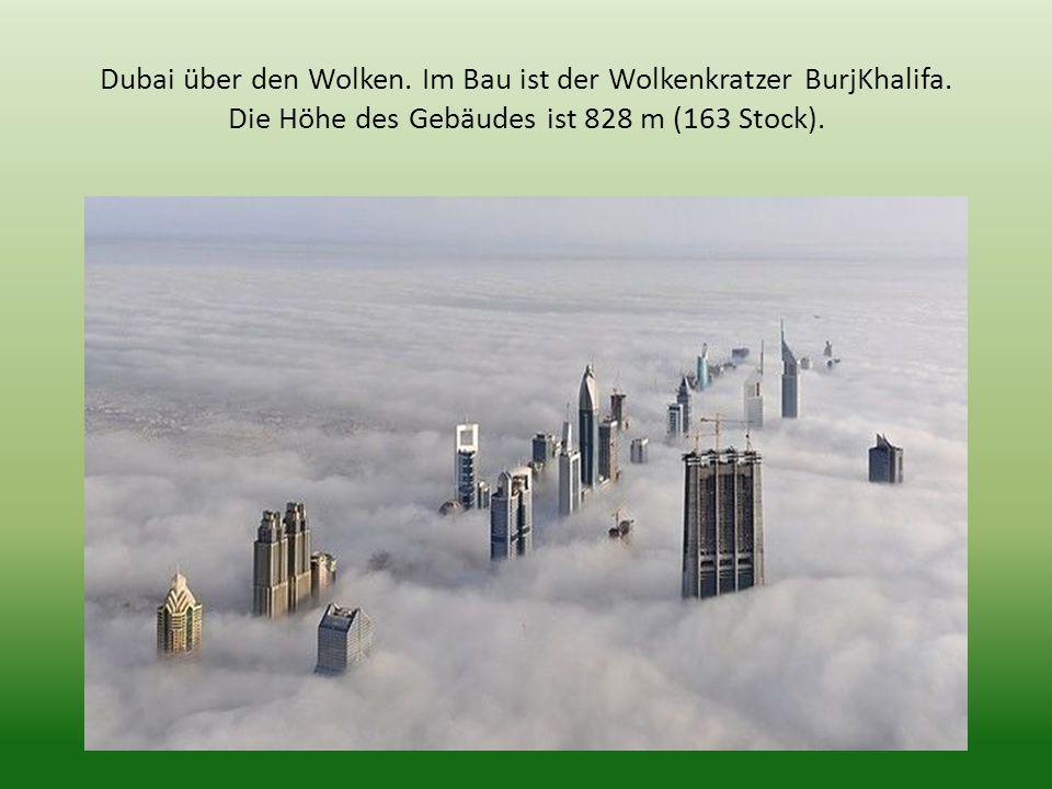 Dubai über den Wolken. Im Bau ist der Wolkenkratzer BurjKhalifa