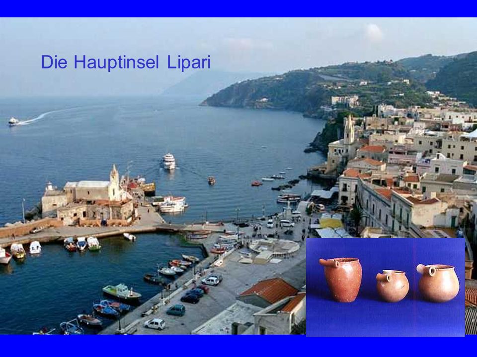 Die Hauptinsel Lipari Blick von der Akropolis zum Hafern.