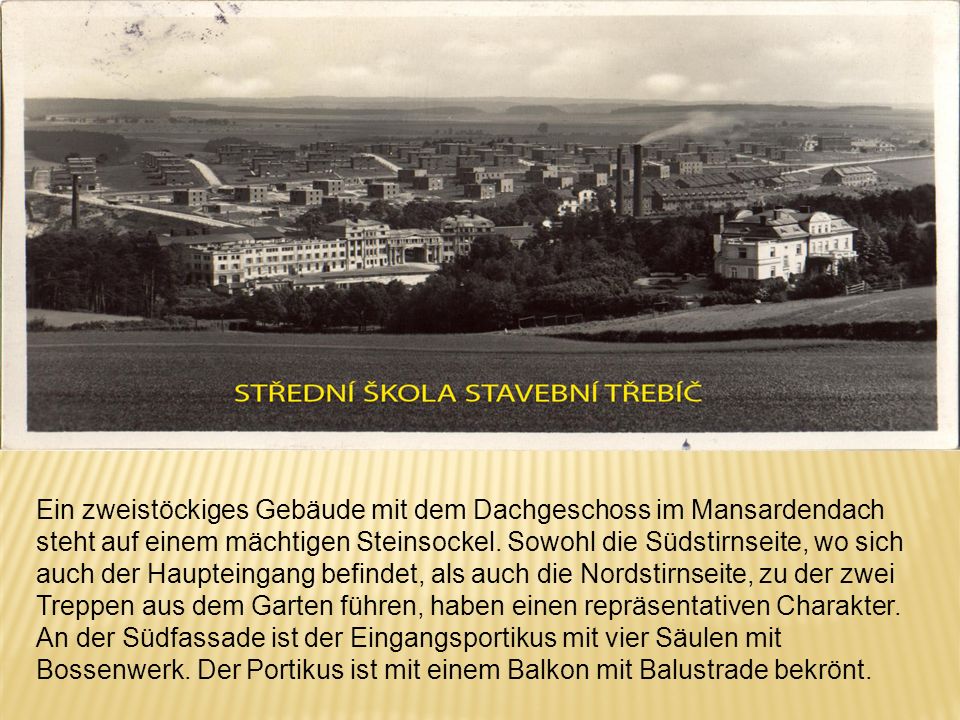 Ein zweistöckiges Gebäude mit dem Dachgeschoss im Mansardendach steht auf einem mächtigen Steinsockel.