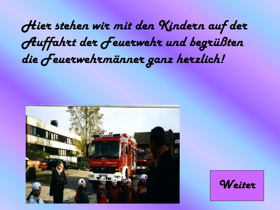 Hier stehen wir mit den Kindern auf der Auffahrt der Feuerwehr und begrüßten die Feuerwehrmänner ganz herzlich!