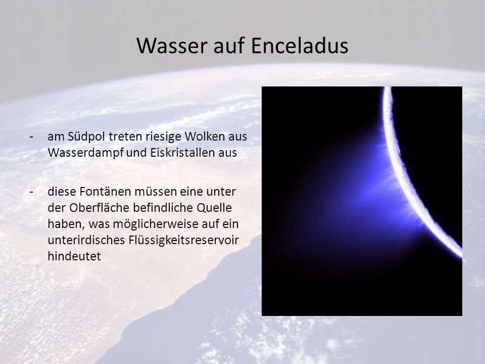 Wasser auf Enceladus am Südpol treten riesige Wolken aus Wasserdampf und Eiskristallen aus.
