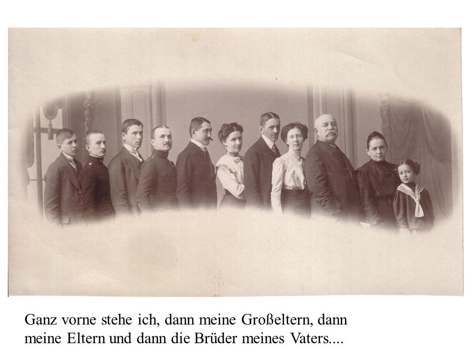 Ganz vorne stehe ich, dann meine Großeltern, dann meine Eltern und dann die Brüder meines Vaters....
