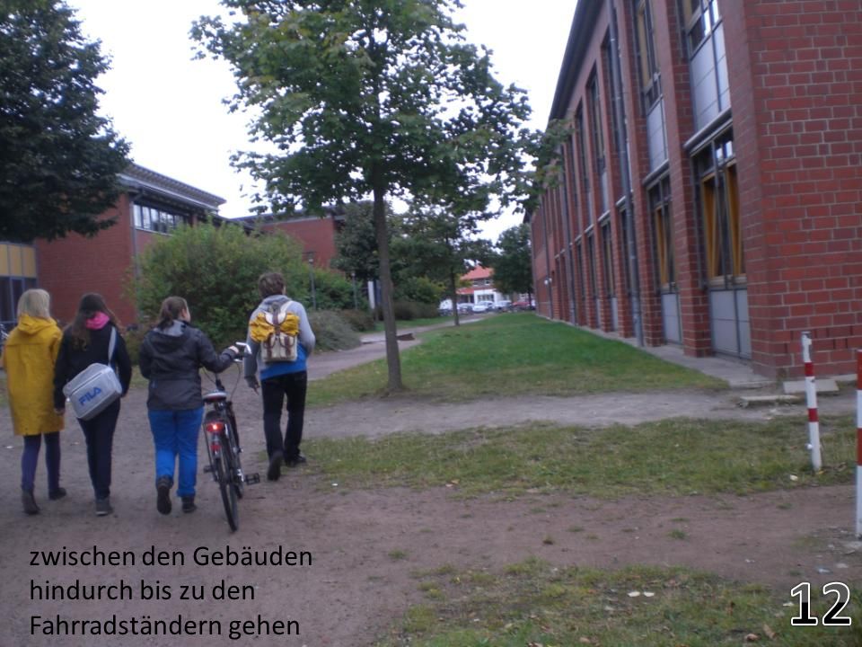 12 zwischen den Gebäuden hindurch bis zu den Fahrradständern gehen