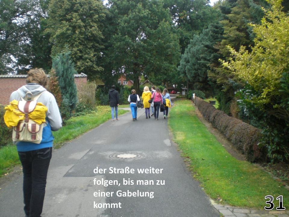 der Straße weiter folgen, bis man zu einer Gabelung kommt