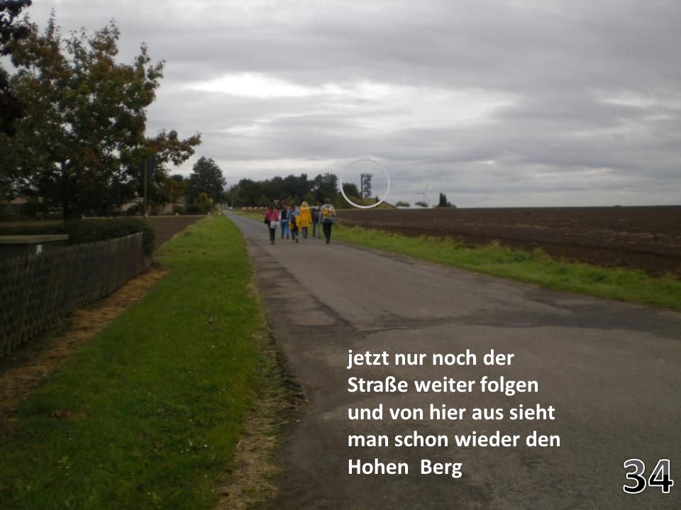 jetzt nur noch der Straße weiter folgen und von hier aus sieht man schon wieder den Hohen Berg