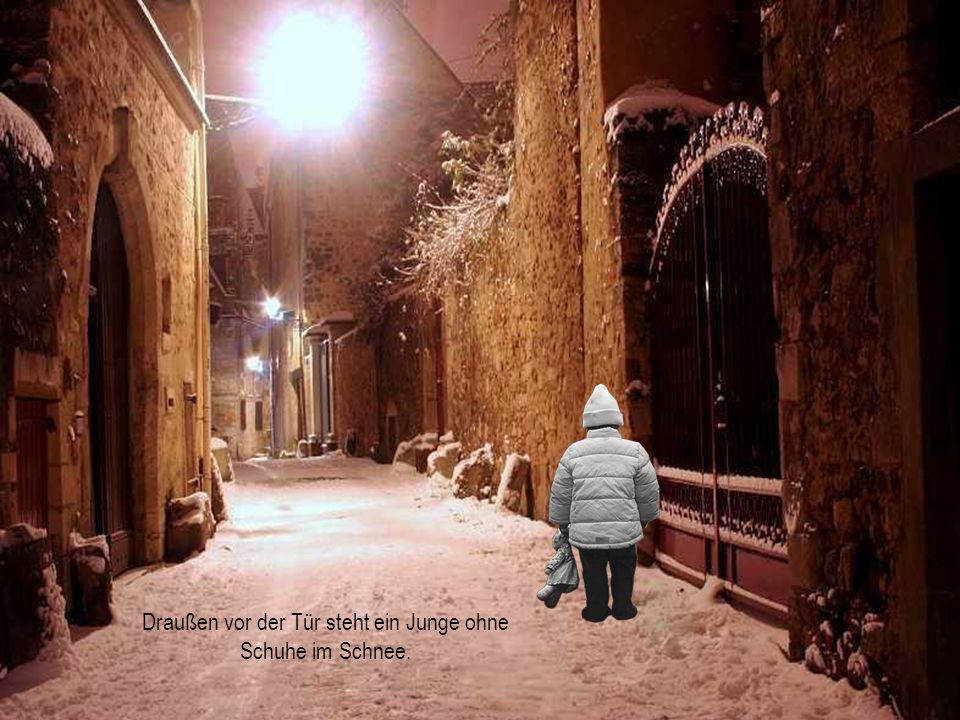 Draußen vor der Tür steht ein Junge ohne Schuhe im Schnee.