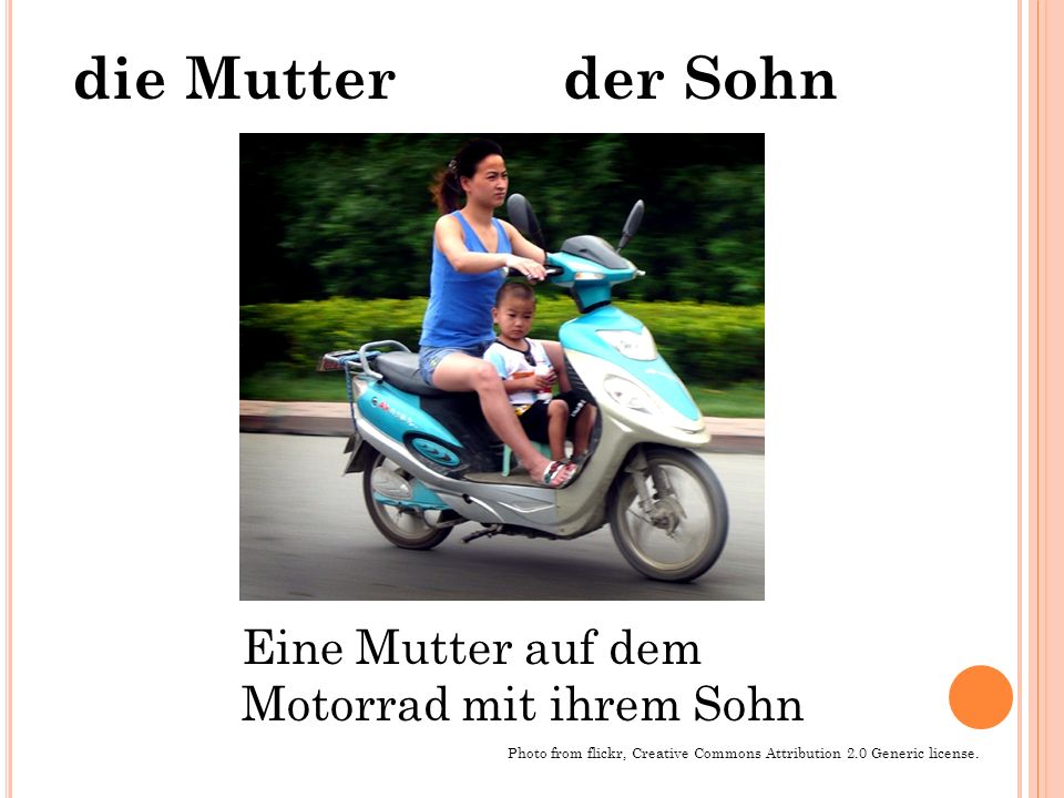 die Mutter der Sohn Eine Mutter auf dem Motorrad mit ihrem Sohn