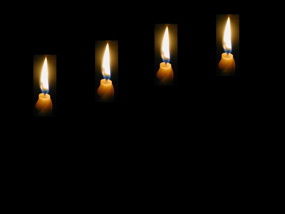 Vier Kerzen brennen am Leuchter.