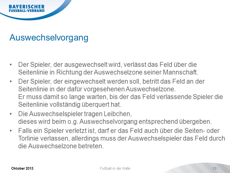 Auswechselvorgang Der Spieler, der ausgewechselt wird, verlässt das Feld über die Seitenlinie in Richtung der Auswechselzone seiner Mannschaft.