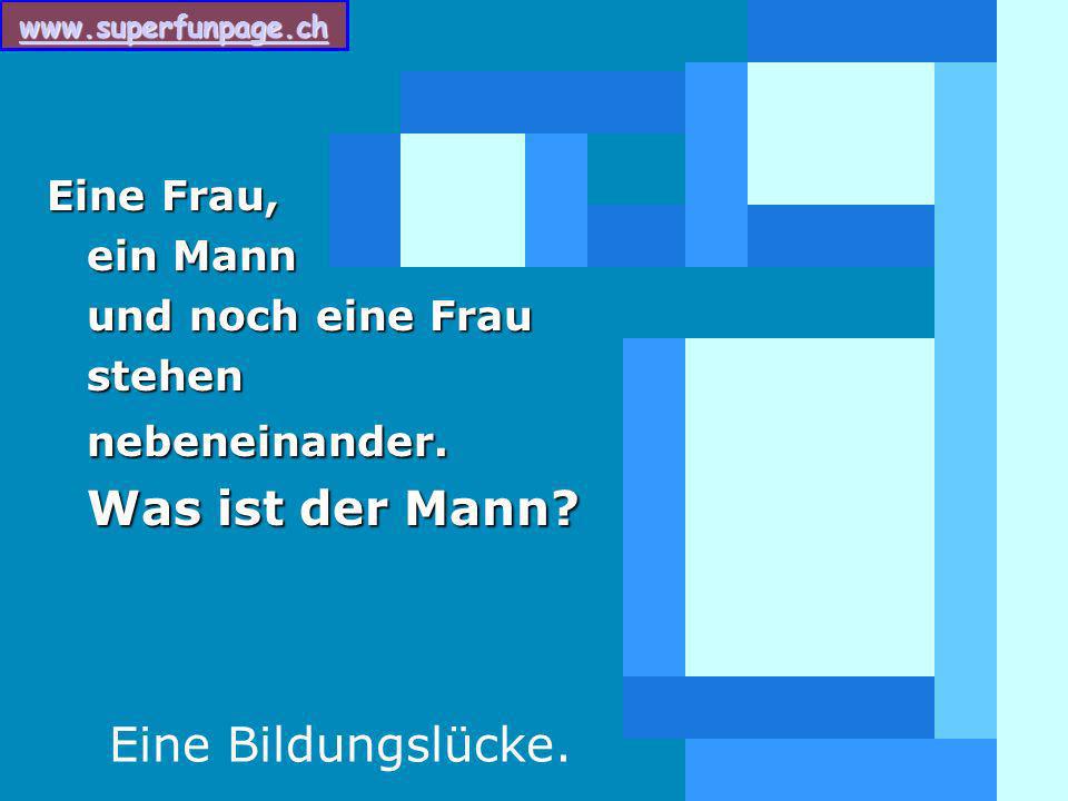 Eine Frau, ein Mann und noch eine Frau stehen nebeneinander
