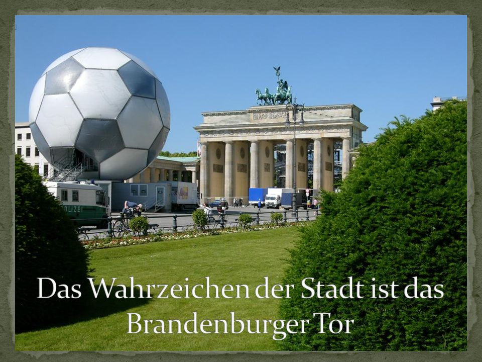 Das Wahrzeichen der Stadt ist das Brandenburger Tor
