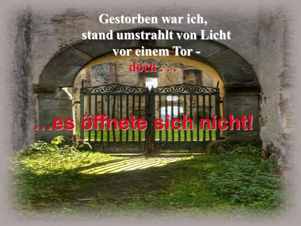 stand umstrahlt von Licht vor einem Tor -