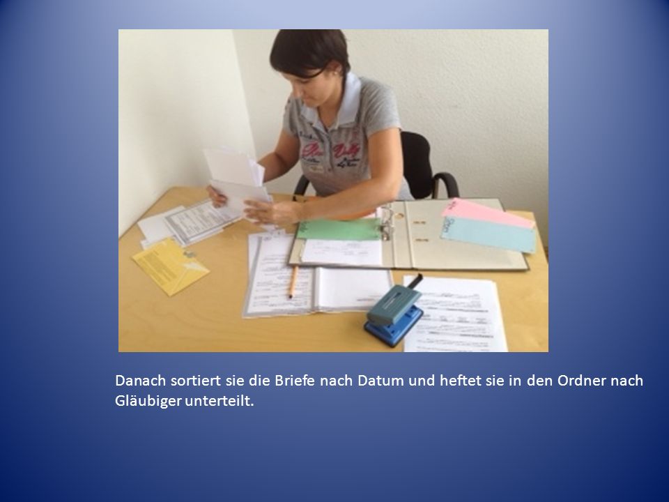 Danach sortiert sie die Briefe nach Datum und heftet sie in den Ordner nach Gläubiger unterteilt.