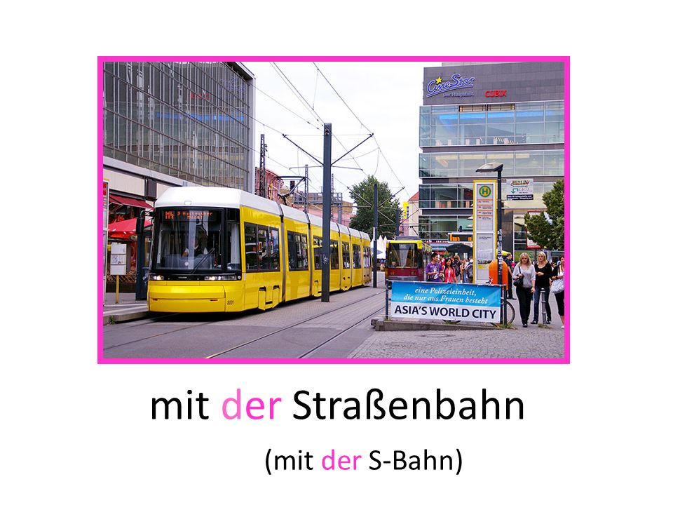 mit der Straßenbahn (mit der S-Bahn)