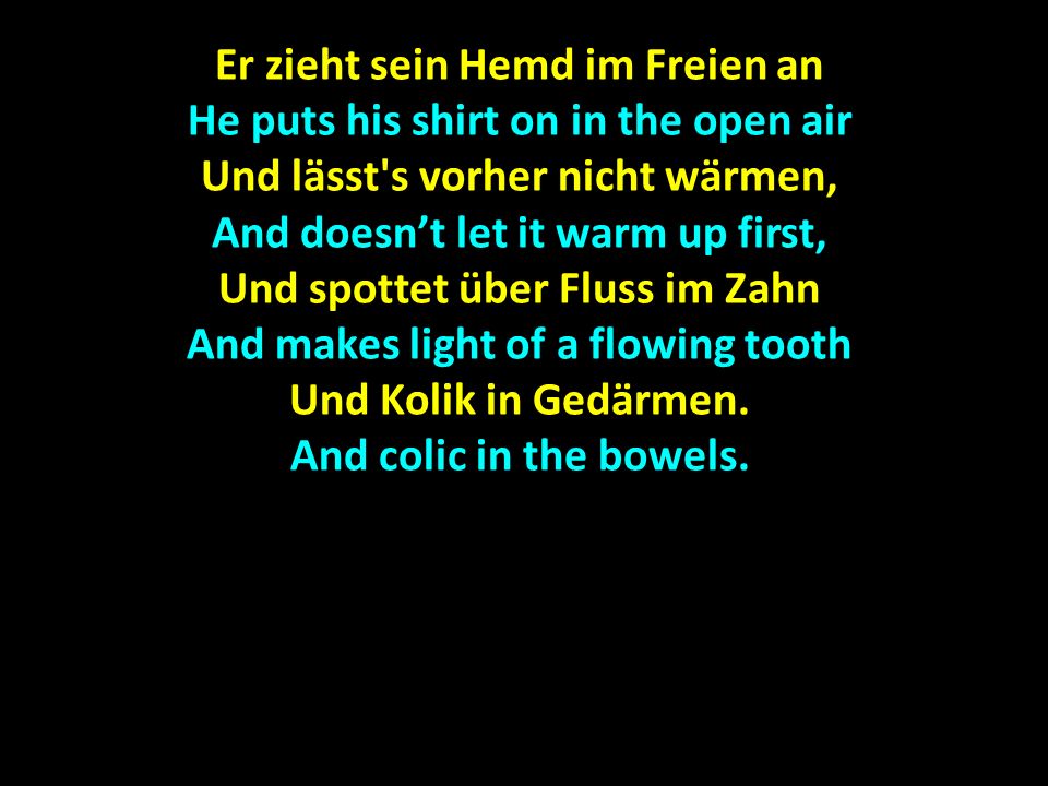 Er zieht sein Hemd im Freien an He puts his shirt on in the open air